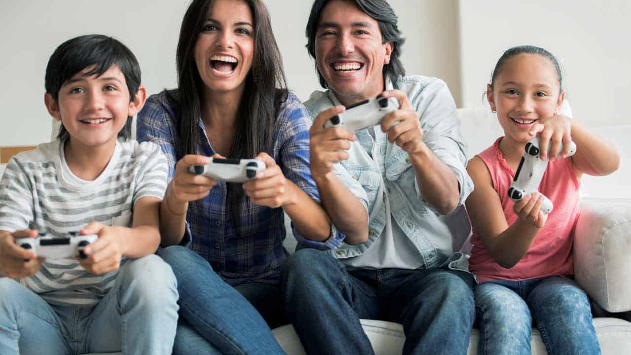 I genitori giocano ai videogiochi con la propria famiglia - ILoveVideogames