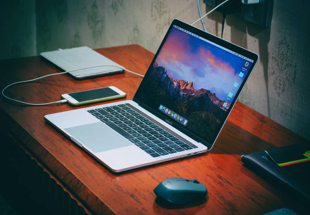 Un MacBook Pro su scrivania con un mouse