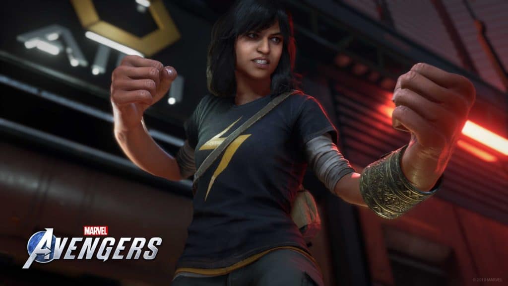 Kamala stringe i pugni preparandosi a combattere in Marvel's Avengers