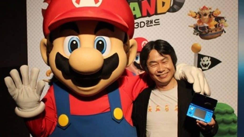 Miyamoto con un uomo con indosso il costume di Mario