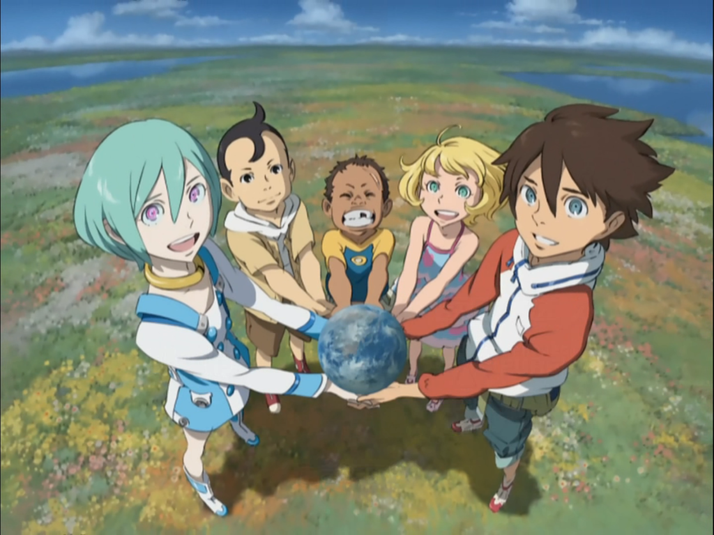 I cinque protagonisti sorreggono insieme un globo

