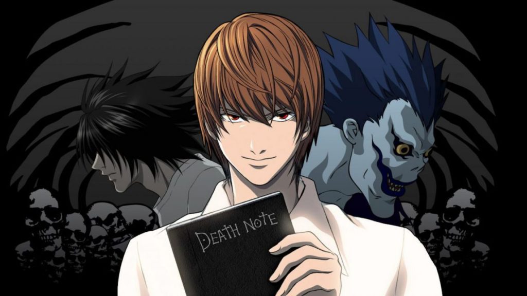 Al centro il protagonista Light Yagami che stringe il Death Note e sullo sfondo due misteriosi personaggi