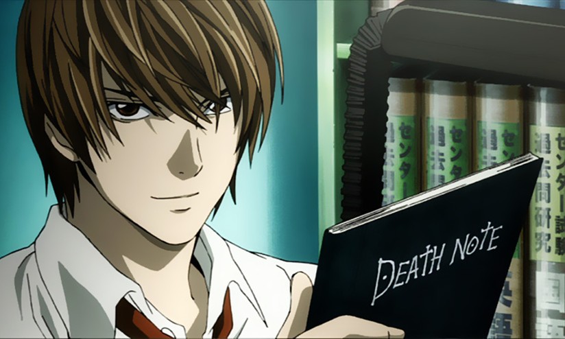 Il protagonista dell'opera tiene in mano il Death Note