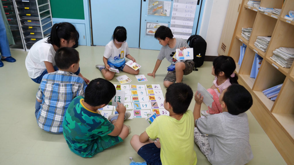 bambini giapponesi giocano per imparare l'alfabeto