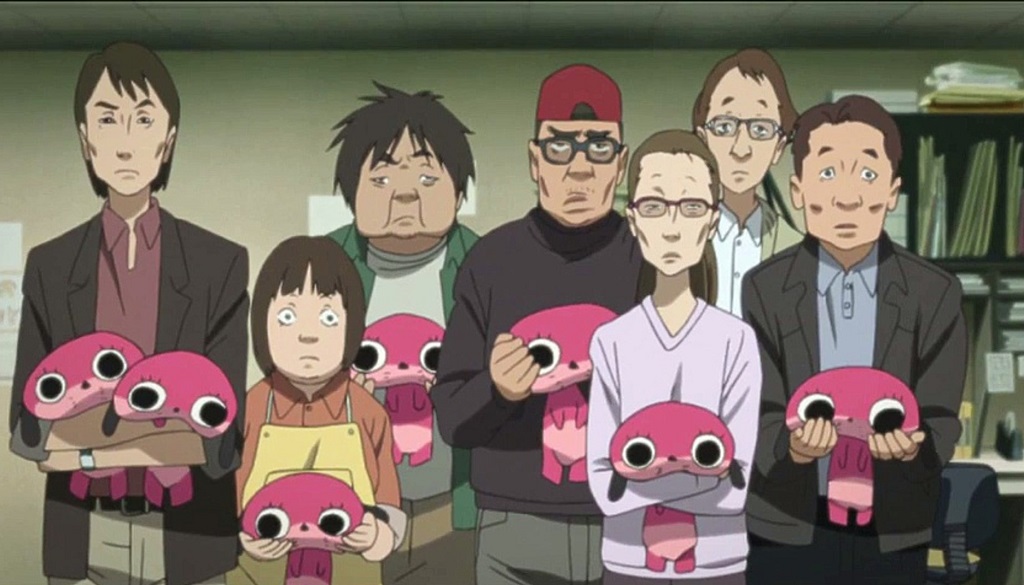 Diversi personaggi con in mano la mascotte dell'anime.